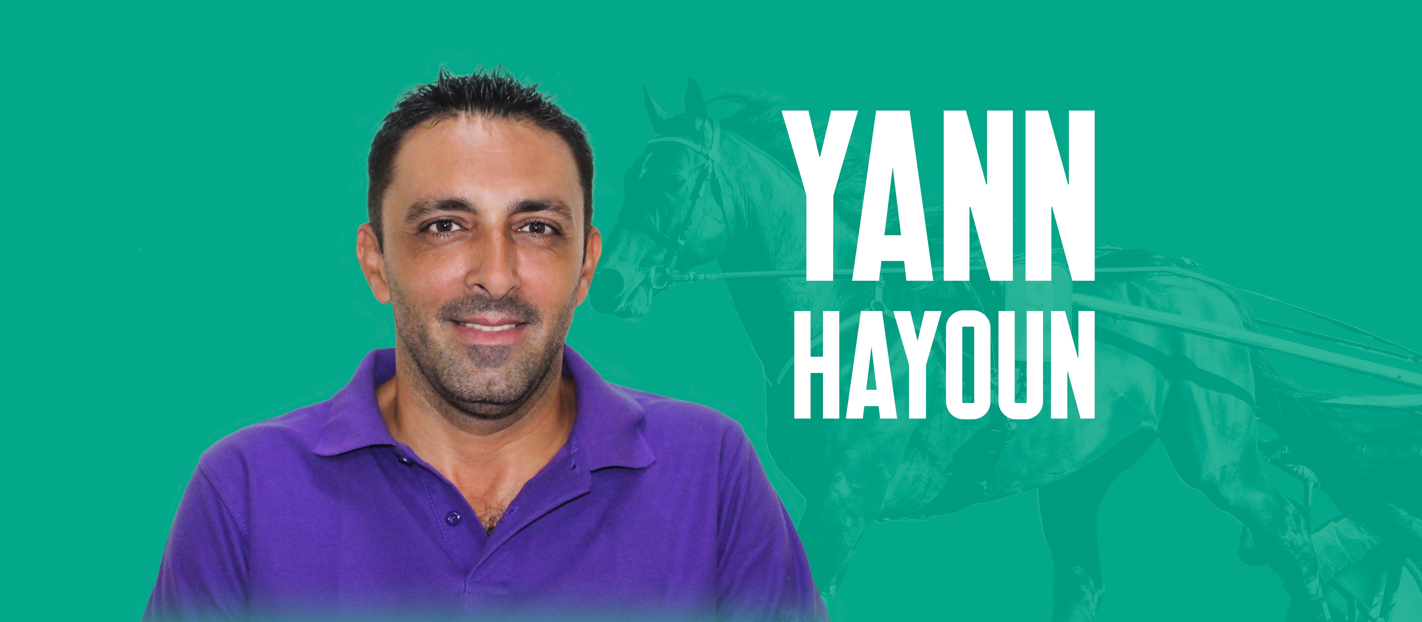 Yann Hayoun - Hästar Skribent Yann Hayoun med häst i bakgrunden och grön bakgrund.
