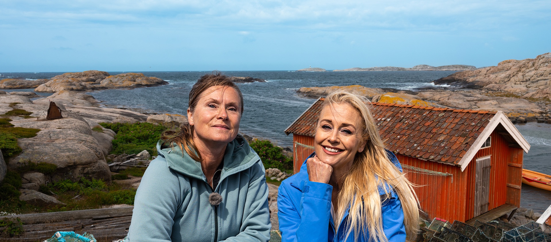 Linnea och Johanna vid Tjurpannan Linnea och Johanna sitter framför en röd stuga i en vik vid Tjurpannan