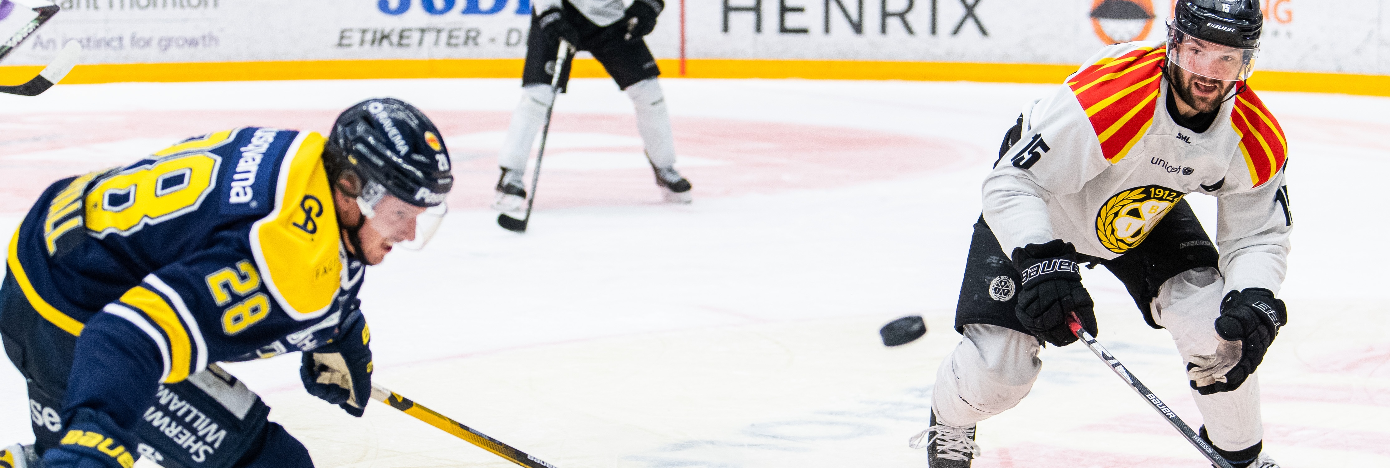 Brynäs och HV71 i SHL Kamp om pucken mellan Brynäs och HV71 i SHL