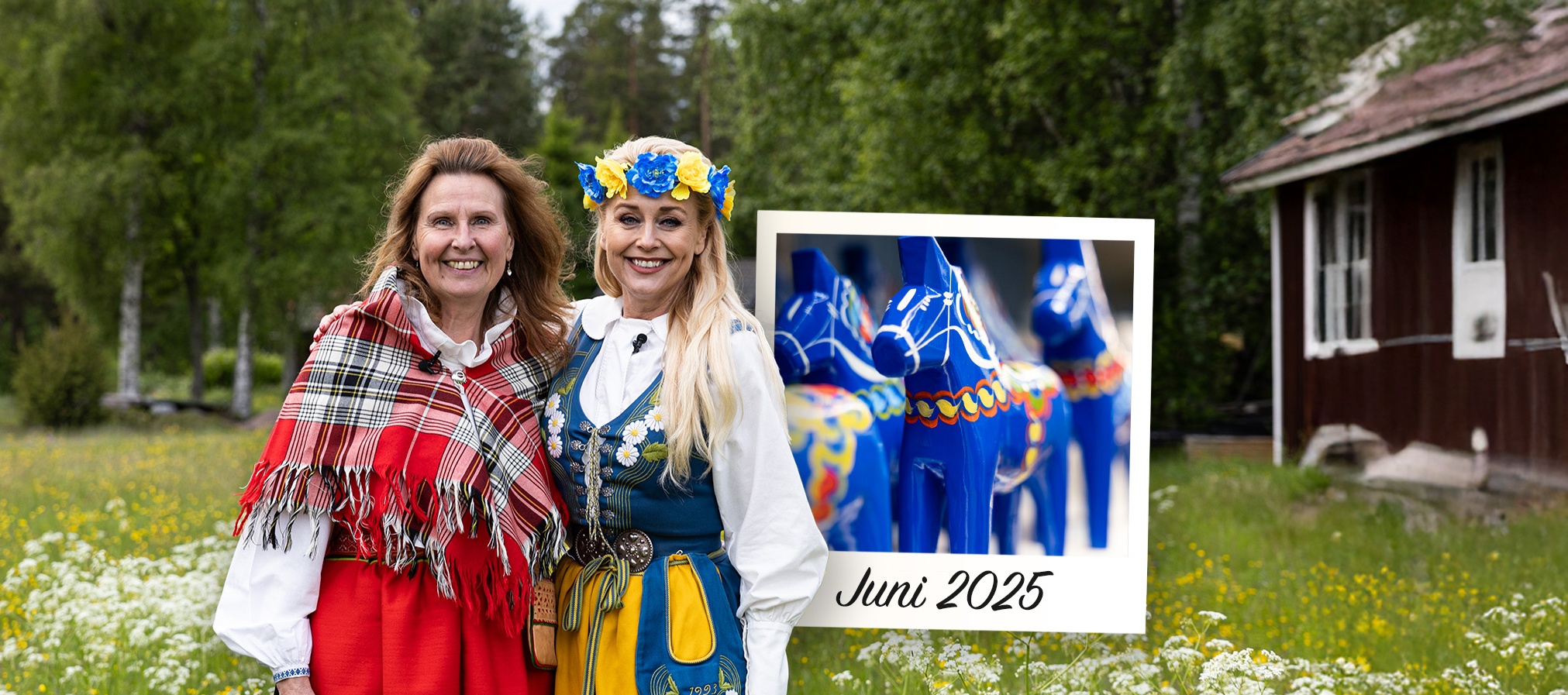 Sussie Lind och Johanna Lind Bagge Två kvinnor i traditionella kläder står på en blomsteräng i Dalarna med en bild av Dalahästar.