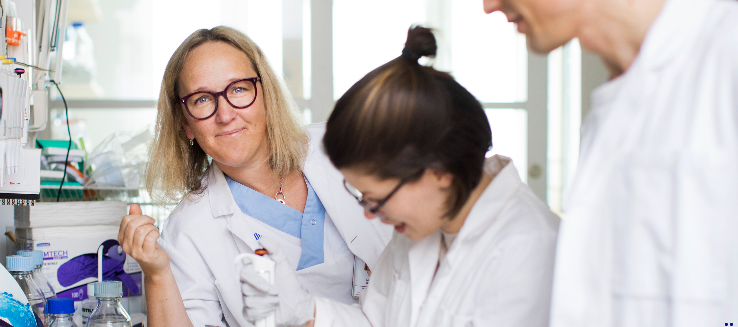 Cancerfondens podd - GLÖD Bild från ett laboratorium med forskare som arbetar för Cancerfonden.