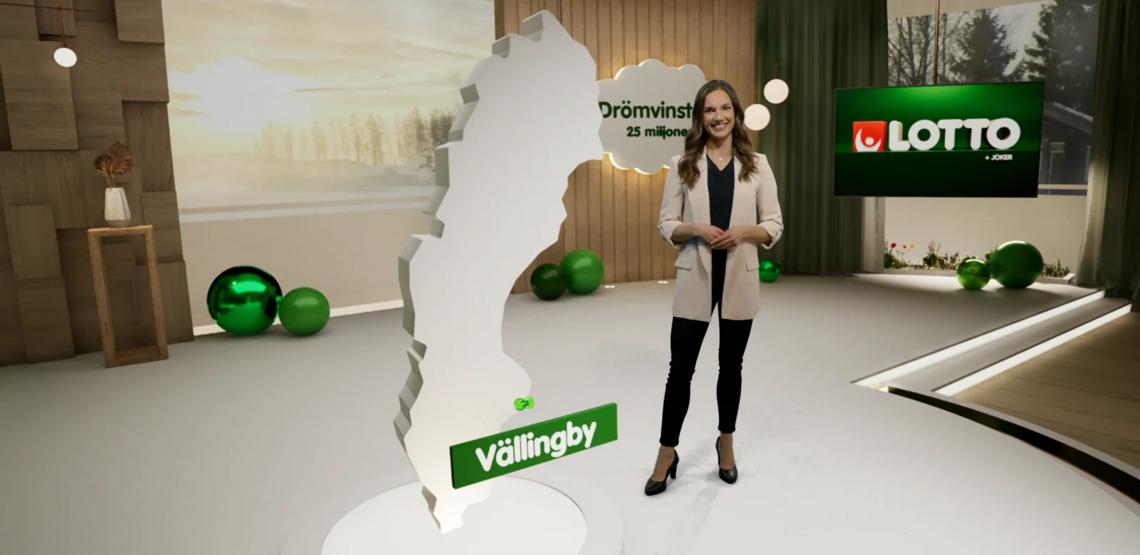 Studio med en person bredvid en karta över Sverige, gröna lottobollar och Lotto-logotypen synlig.