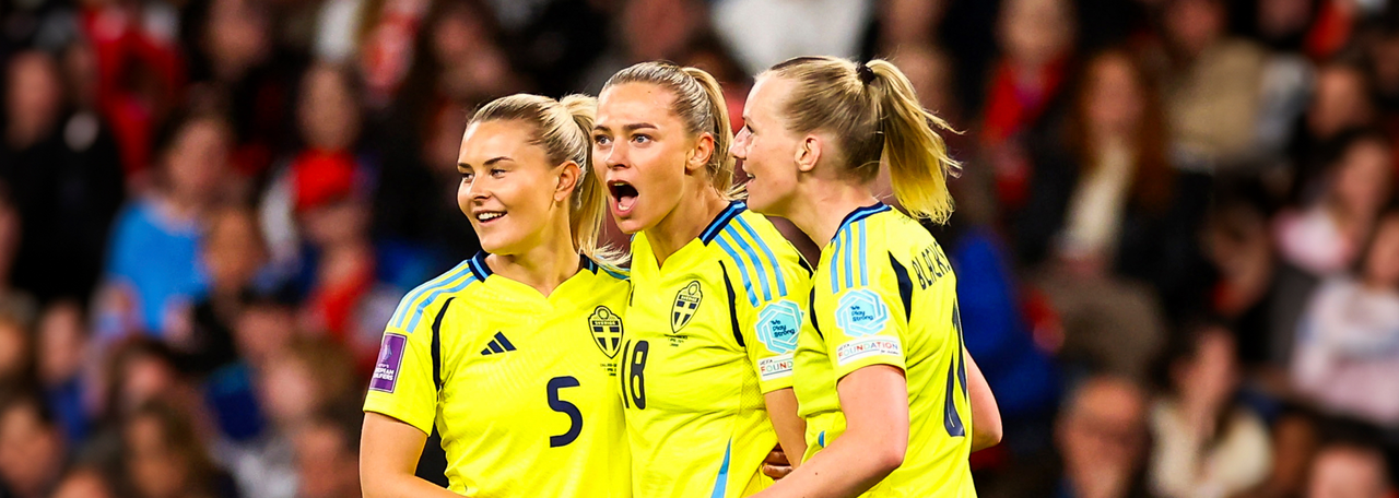 Kvinnliga fotbollsspelare från svenska laget samlas på planen under Fotbolls-EM för damer 2025.