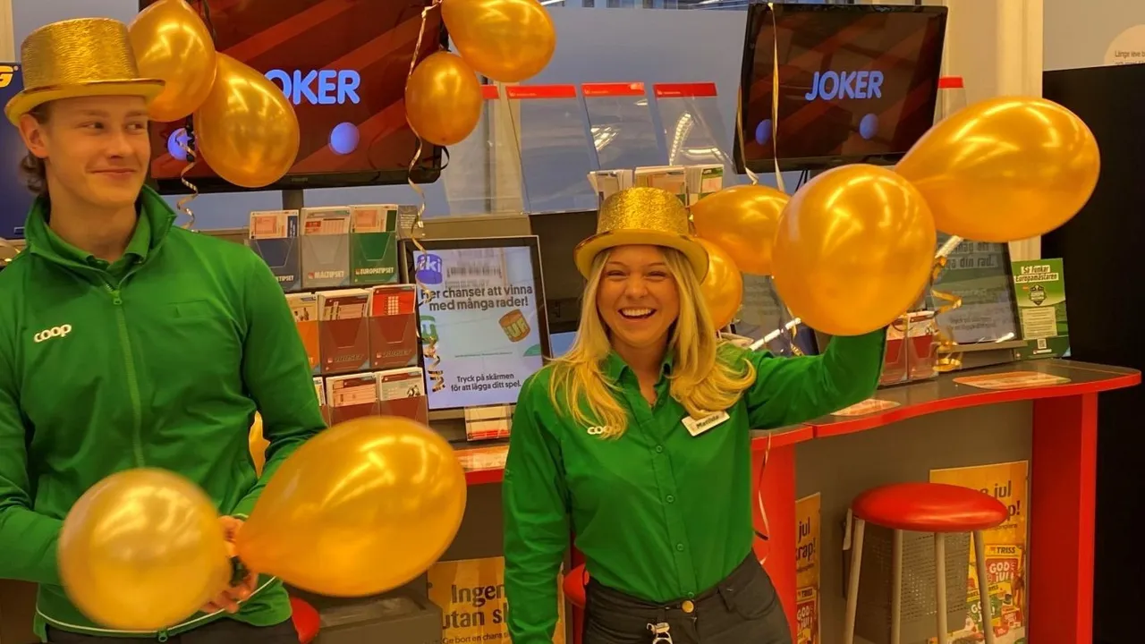 Butikspersonal i spelhörnan hos Coop Ladugårdsängen firar vinsten med ballonger