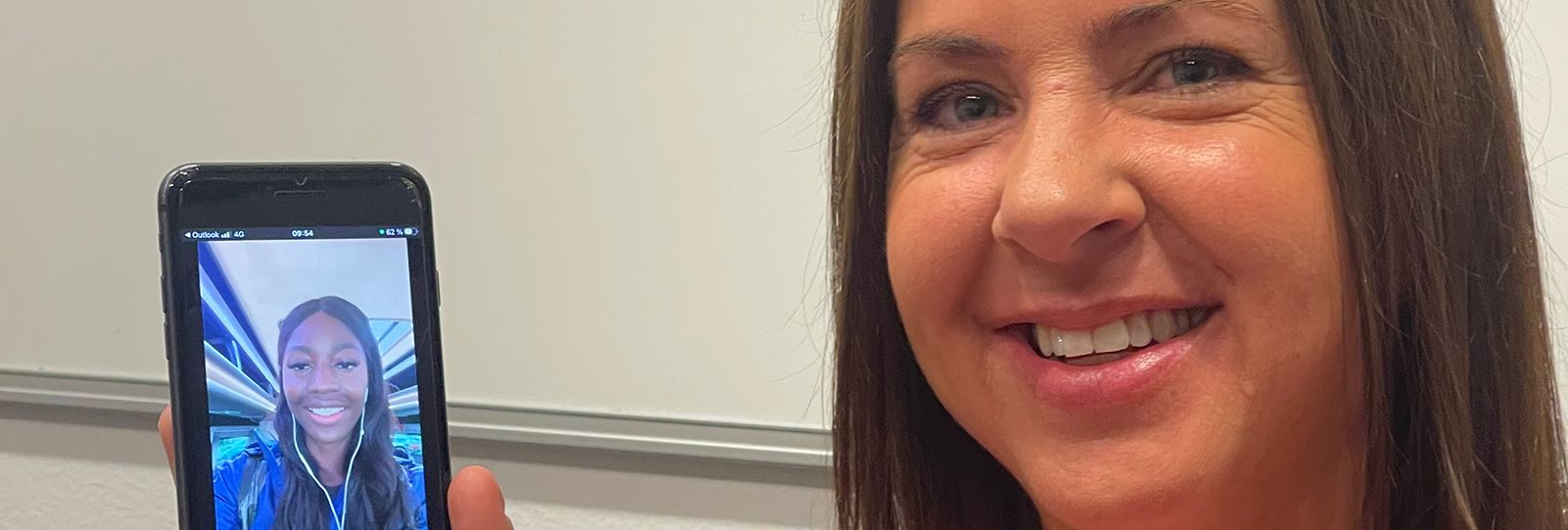 Trissvinnare Annika från Lindome gratuleras av Khaddi Sagnia