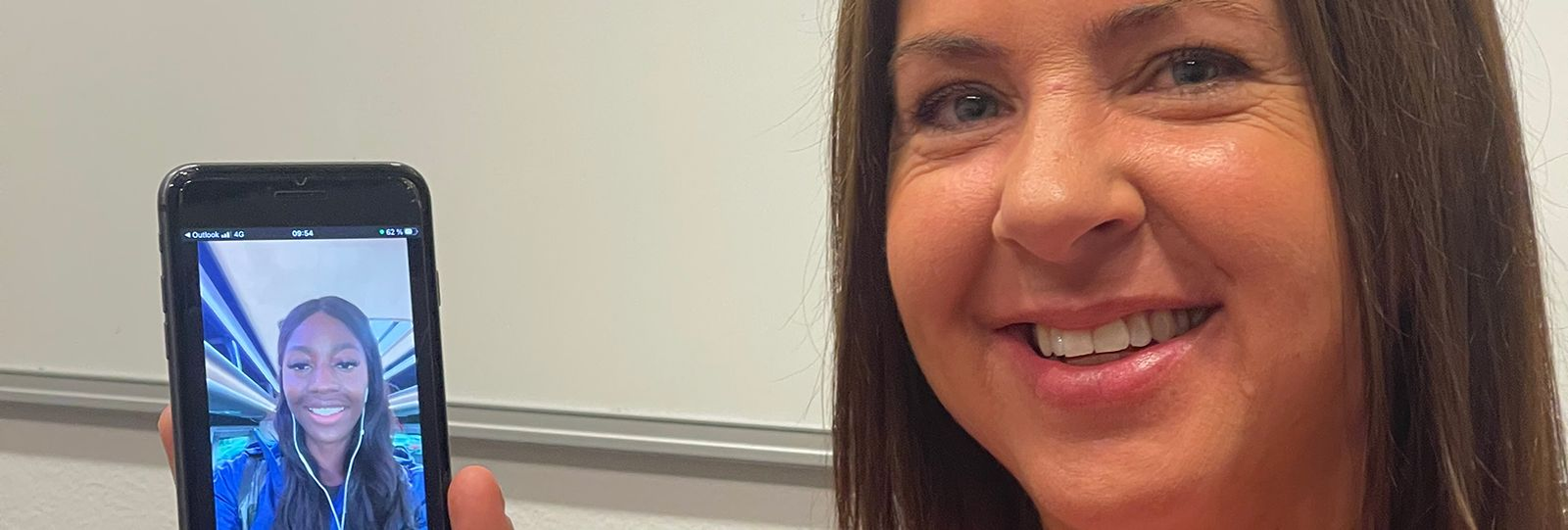 Trissvinnare Annika från Lindome gratuleras av Khaddi Sagnia