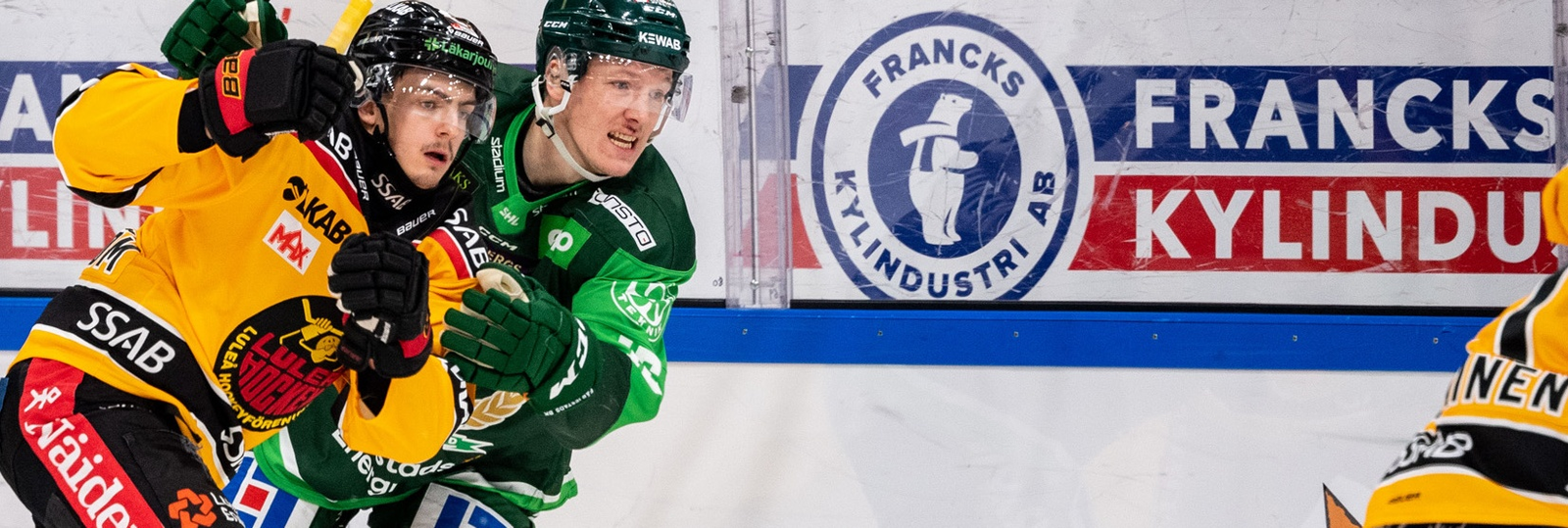 Kamp om pucken mellan Färjestadsspelare och Luleåspelare i SHL