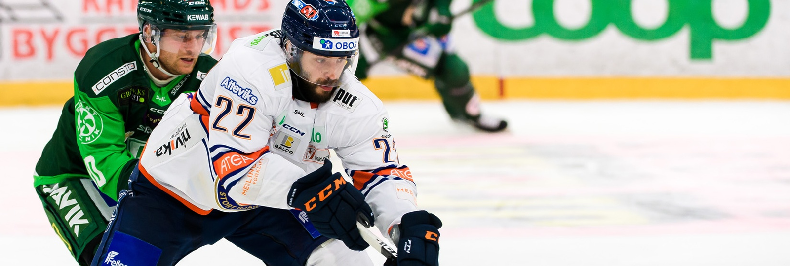 Kamp om pucken mellan Färjestad och Växjö i SHL