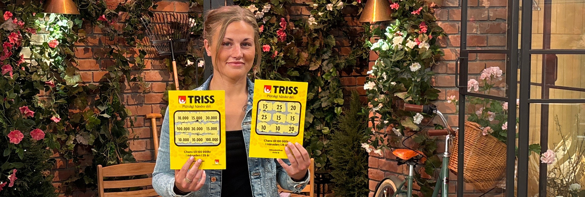 Trissvinnaren Sara håller upp sina vinstlotter