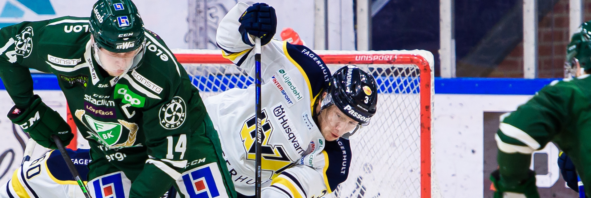 Kamp om pucken mellan Färjestadsspelare och Frölundaspelare i SHL