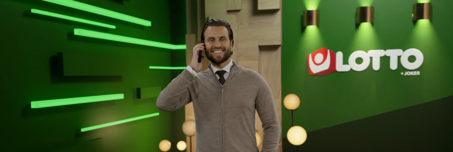 Kommunikatör Daniel Arnqvist pratar i telefon i Lottostudion