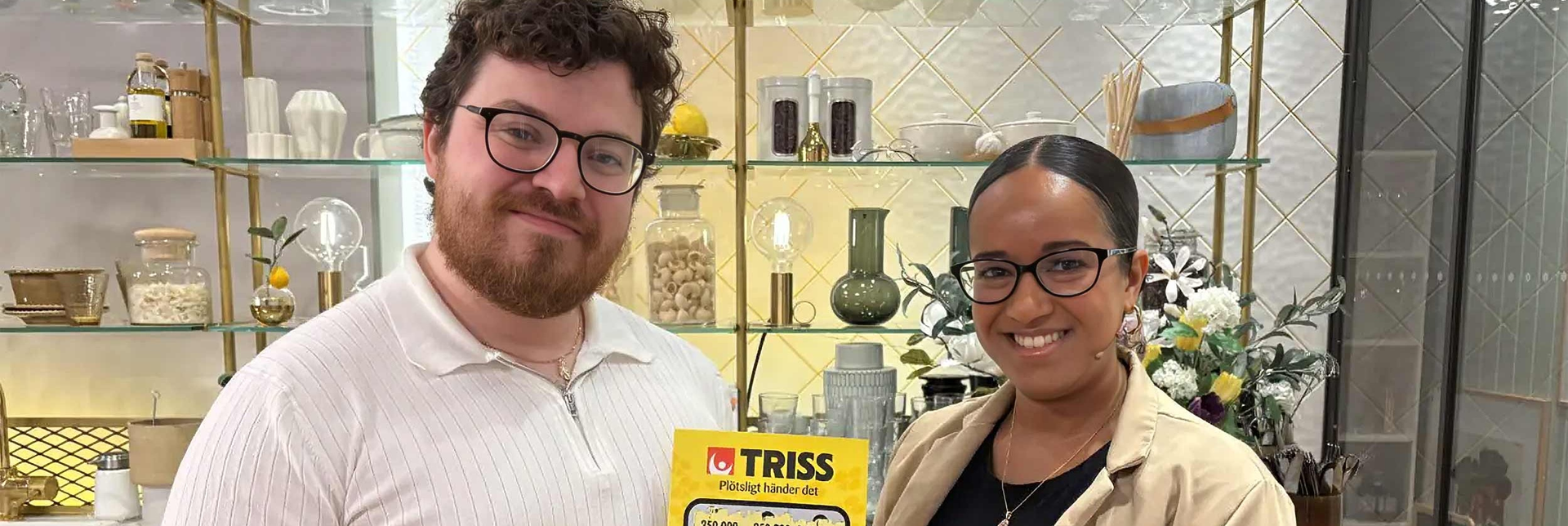 Trissvinnarna Fredrik och Ramona poserar med vinstlotten i studion