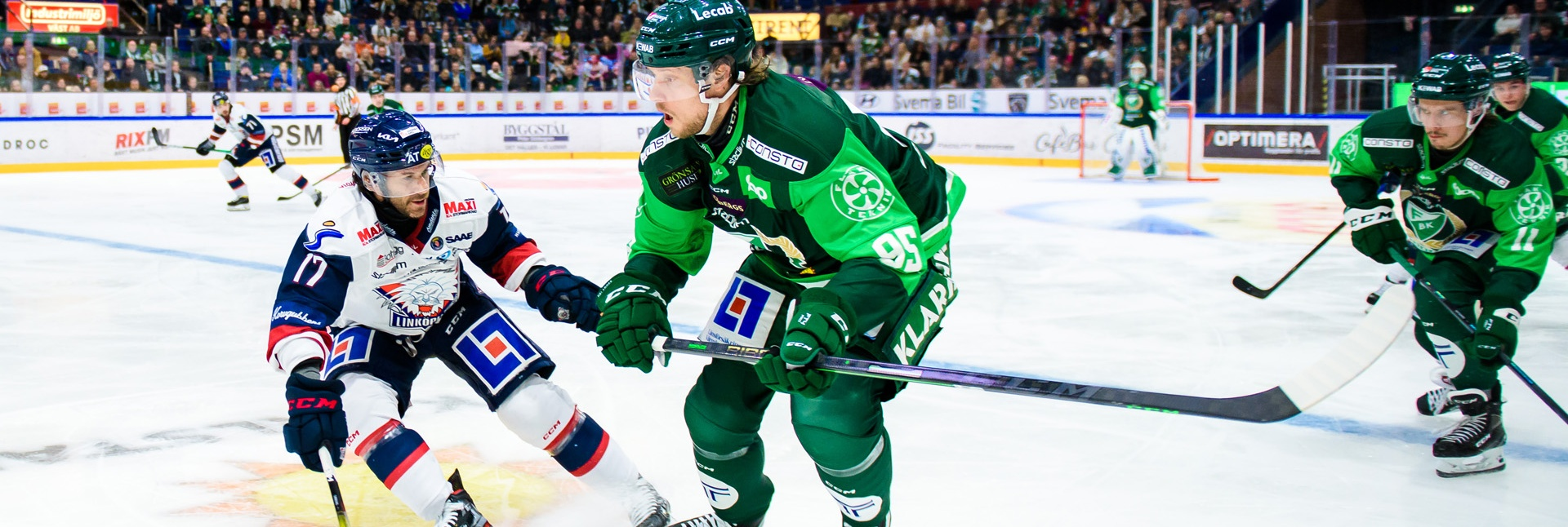 Kamp om pucken mellan Färjestadsspelare och Linköpingsspelare i SHL