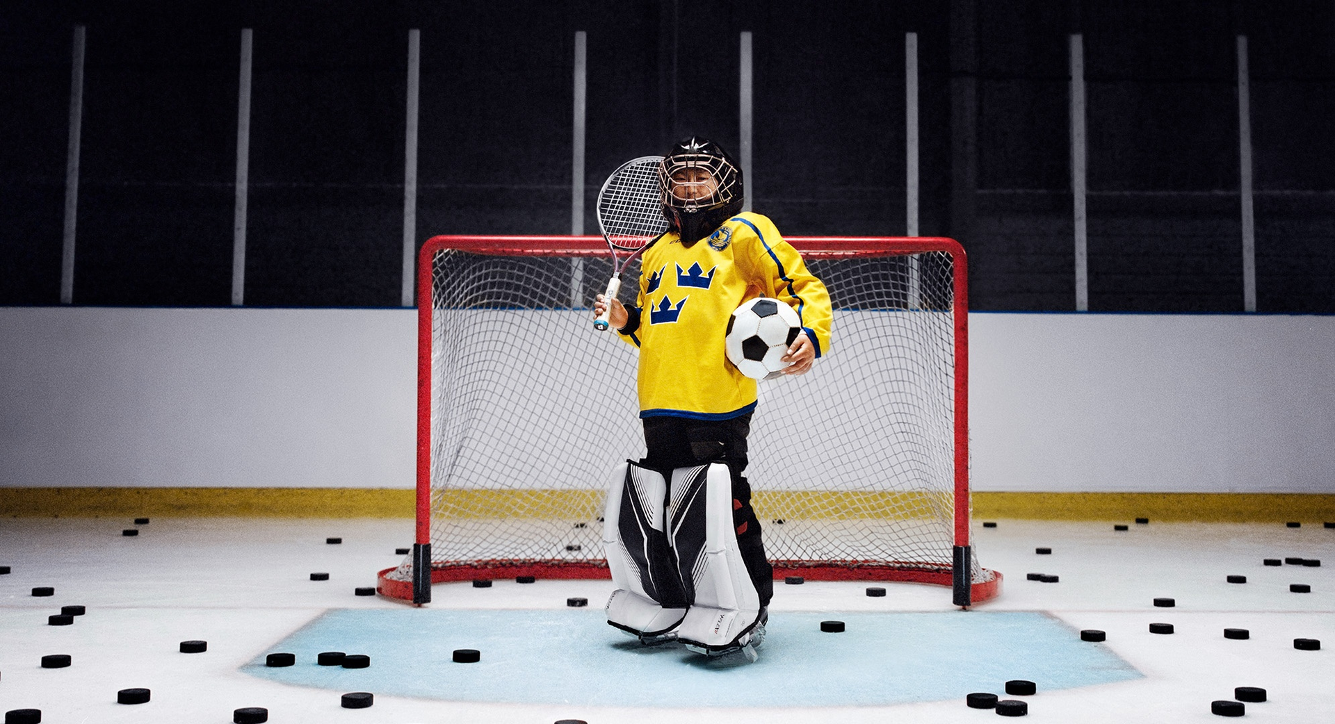 Tjej i hockeymål 