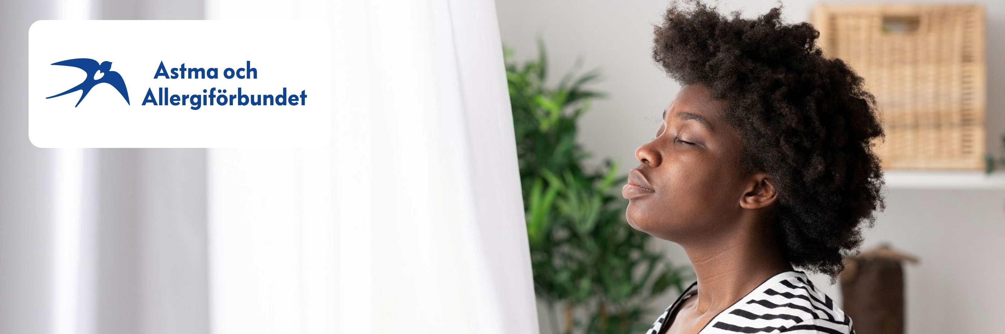 Person står nära ett fönster och andas in frisk luft, med logotypen för Astma och Allergiförbundet.