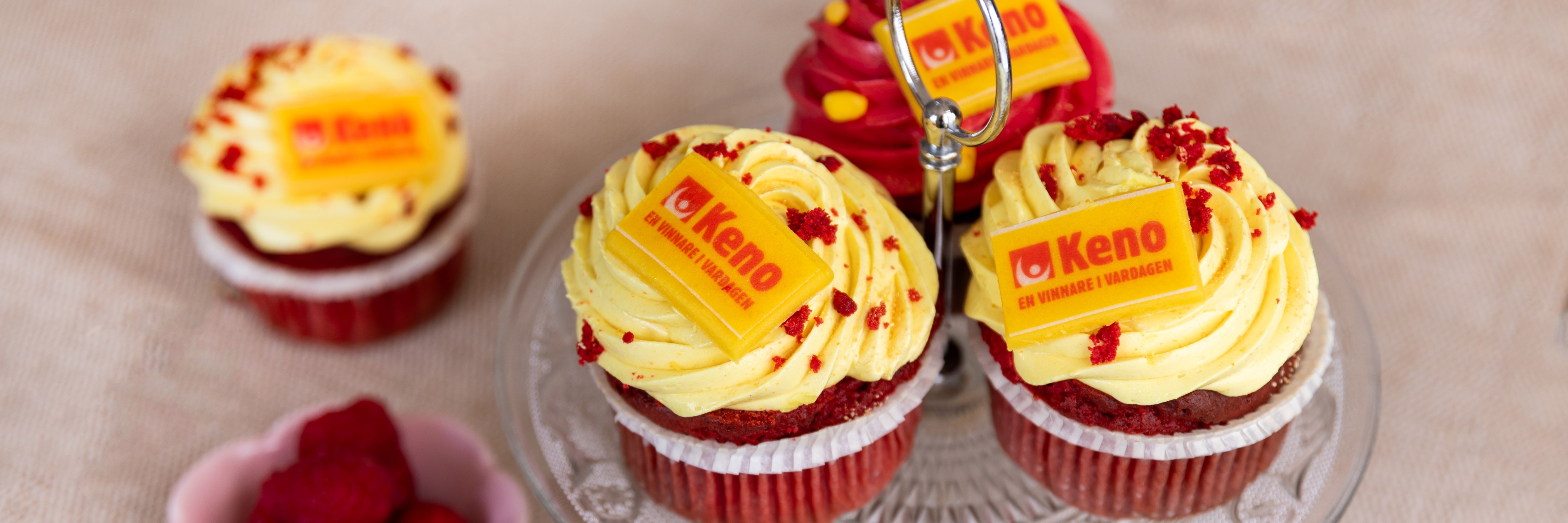 Fyra muffins med glacyr och små Kenoskyltar