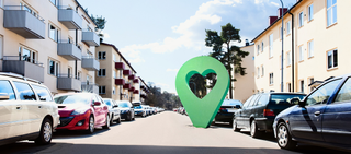 Lyckplatsen symbol på en solig bostadsgata med parkerade bilar och flerfamiljshus.