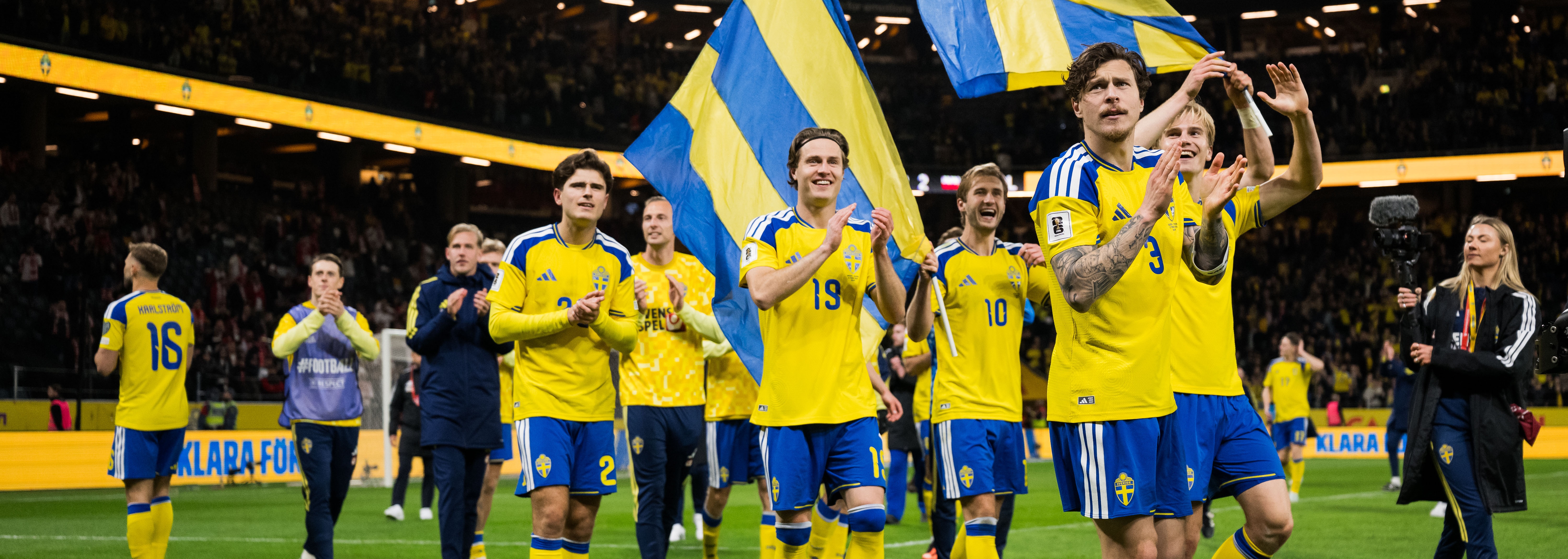 Sveriges fotbollslandslag firar seger