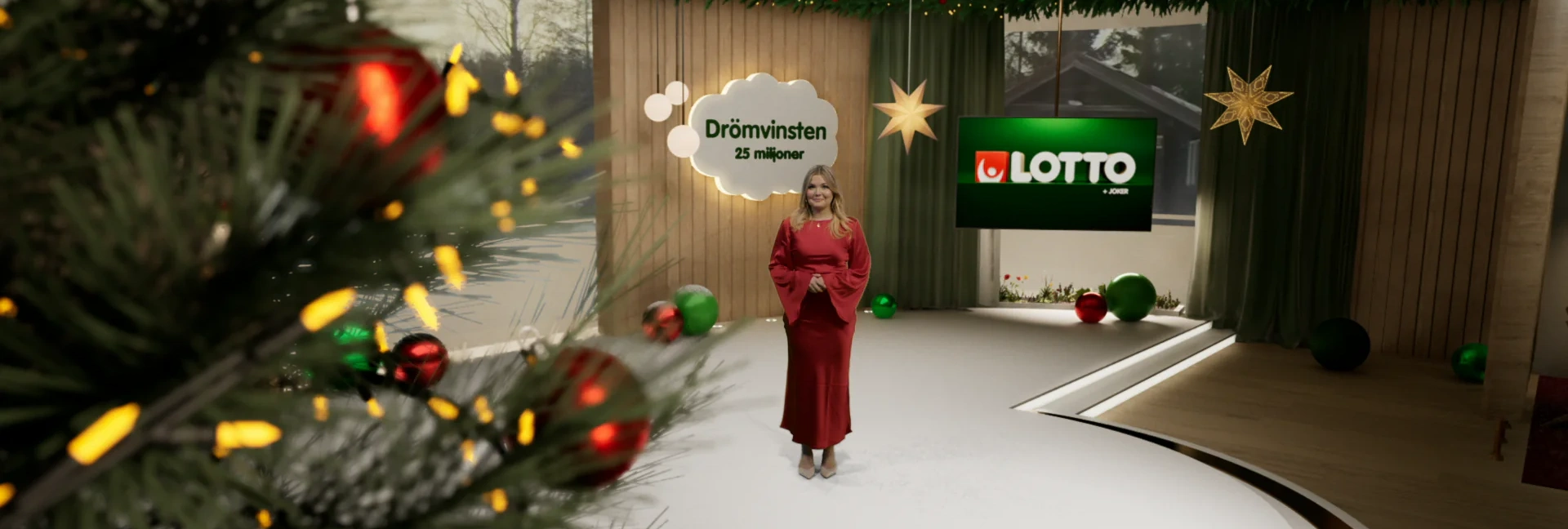 Juldekorationer och en kvinna i röd klänning vid en Lotto-skylt, omgiven av gröna lottobollar.