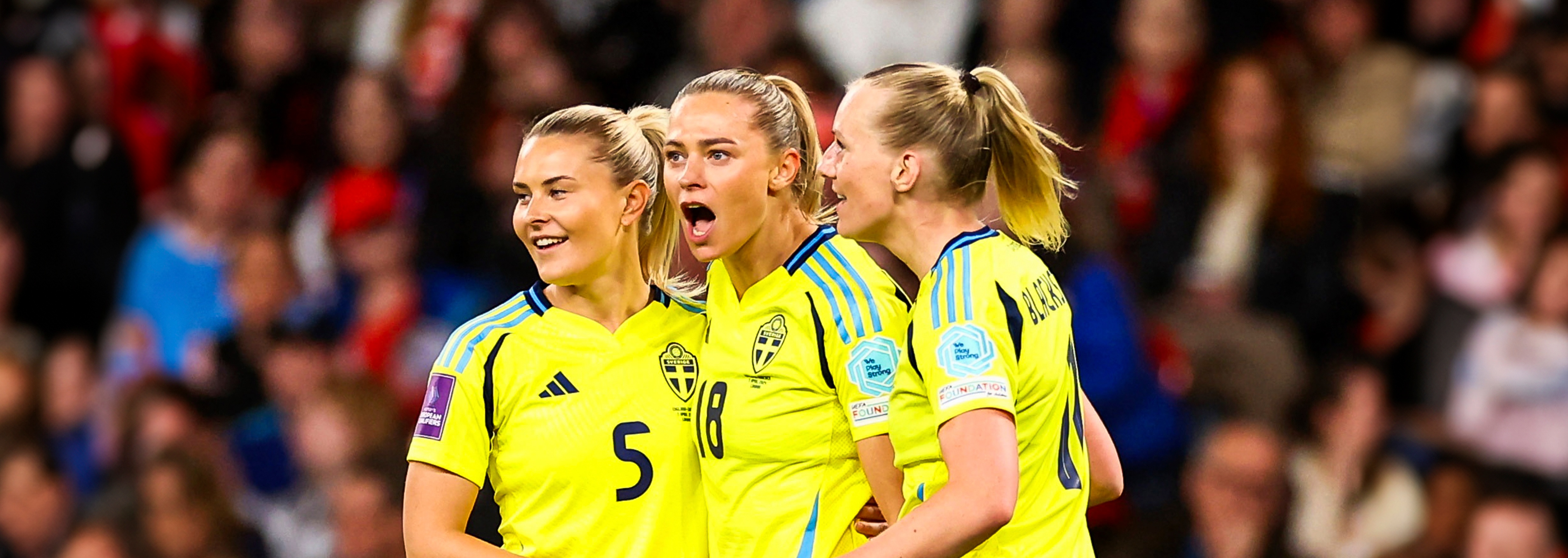 Kvinnliga fotbollsspelare från svenska laget samlas på planen under Fotbolls-EM för damer 2025.