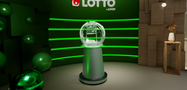 Lotto dragning med maskin i grön miljö och logotyp, redo för nummerdragning.
