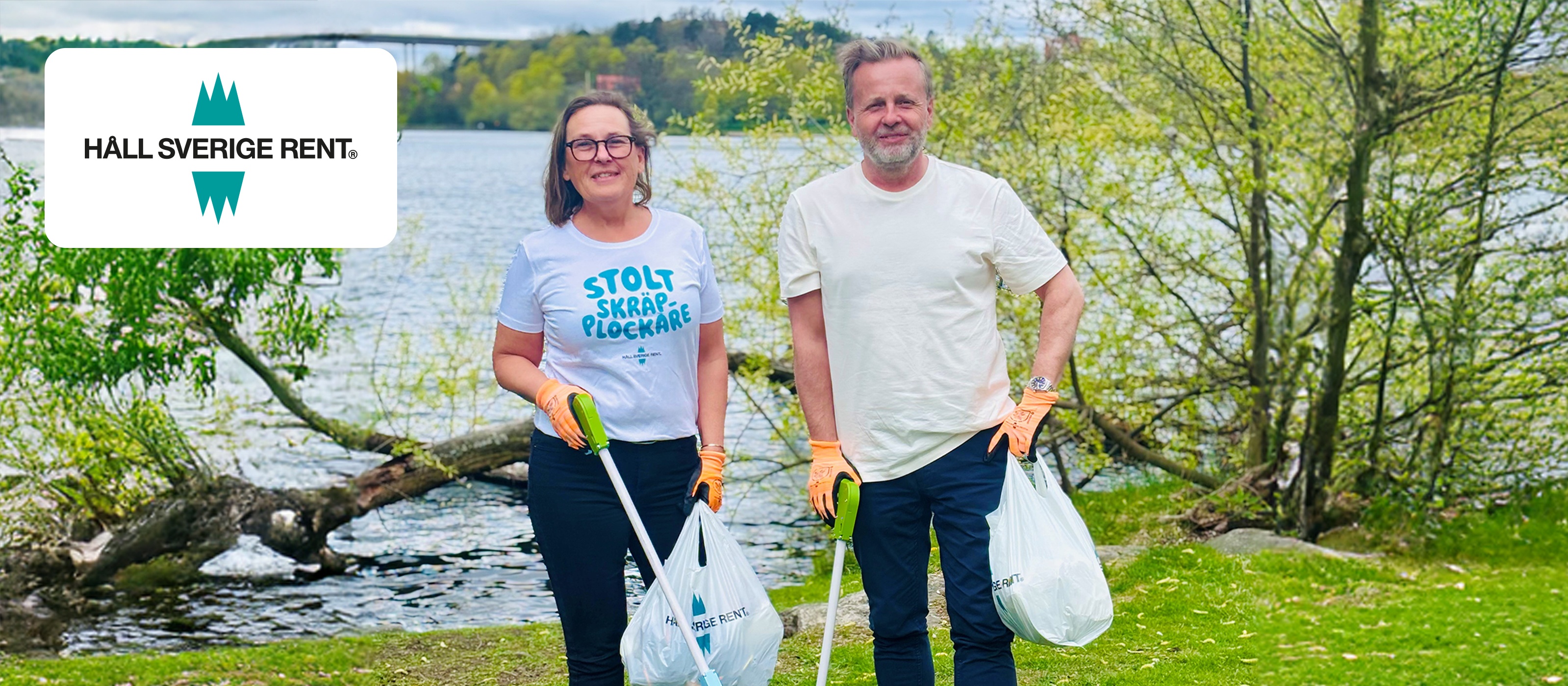 Två personer står vid en sjö och plockar skräp med hjälp av skräpplockare. Håll Sverige Rent-logotypen syns.