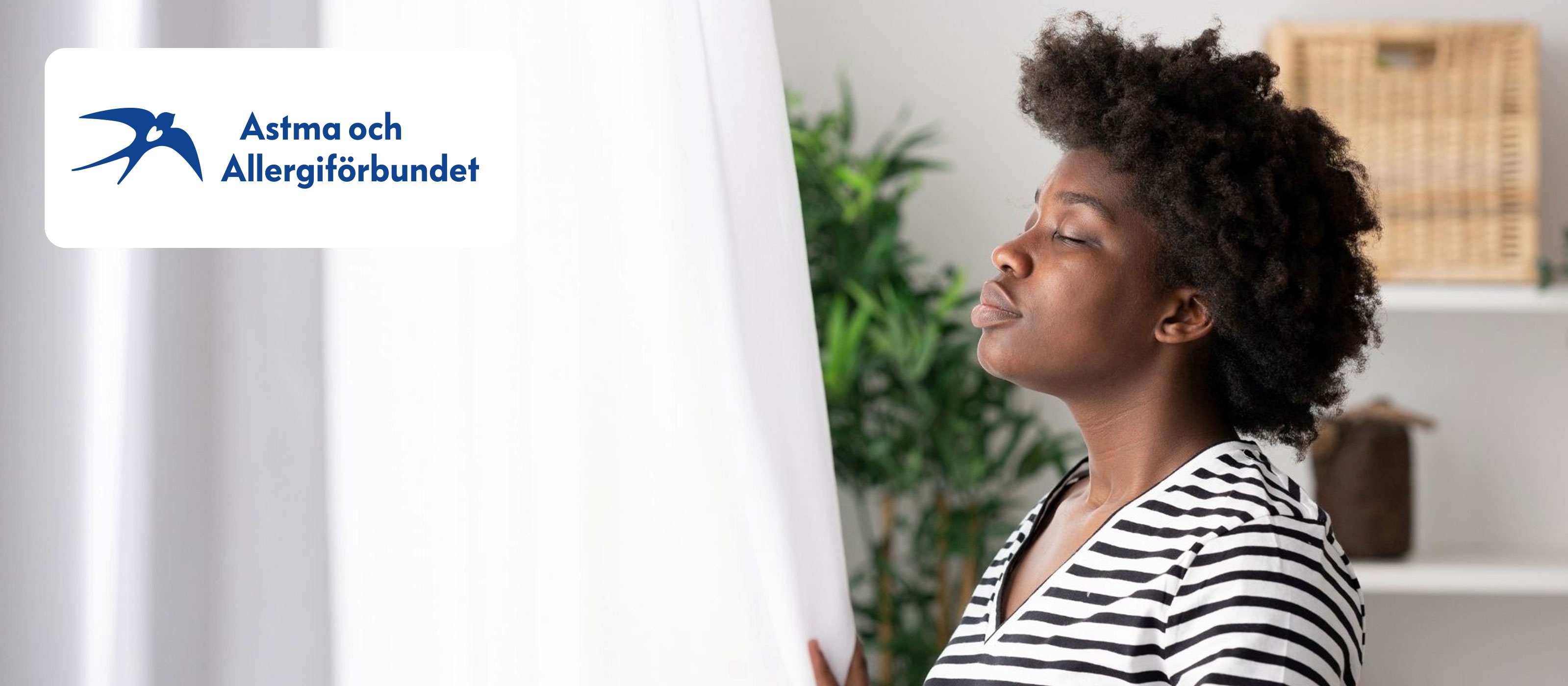 Person står nära ett fönster och andas in frisk luft, med logotypen för Astma och Allergiförbundet.