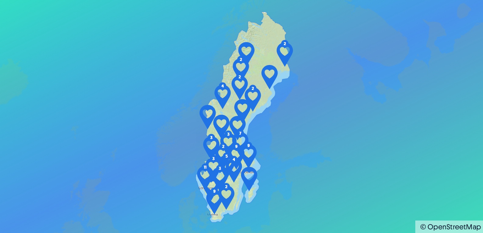 Karta över Sverige med hjärtmarkörer, markerar platser för Lyckoplatsen-vinnare i oktober.