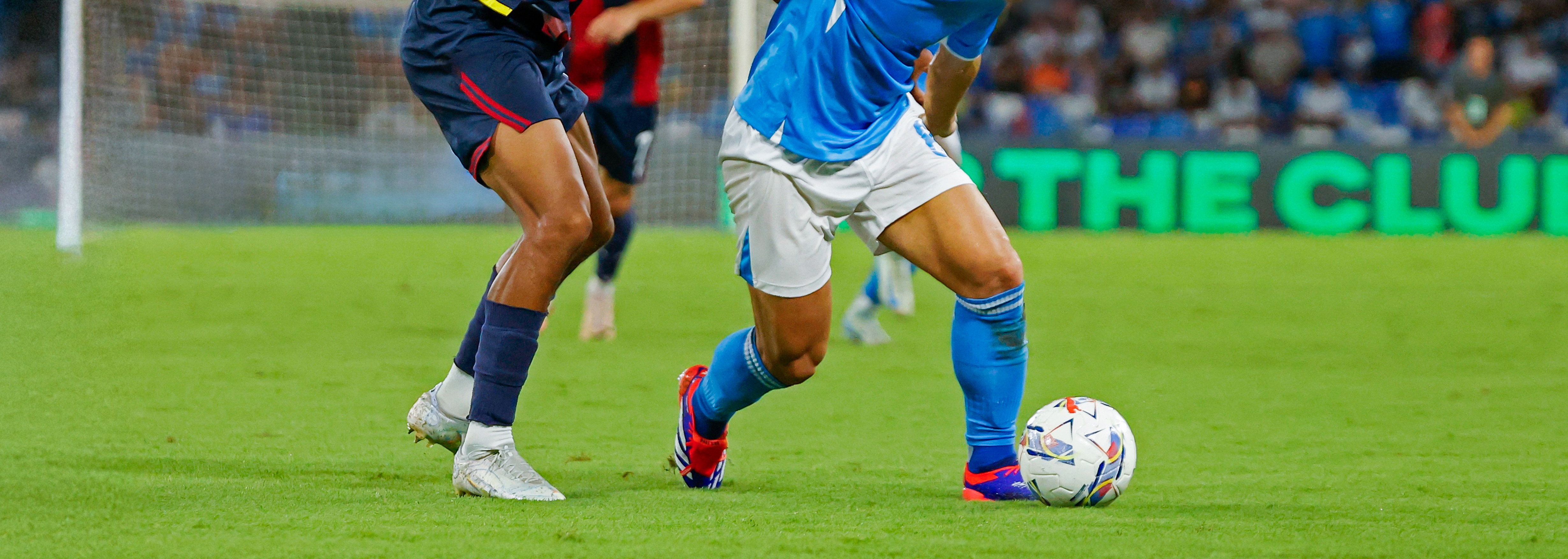 Två fotbollsspelare i intensiv kamp om bollen under en match i Serie A, den italienska ligan.