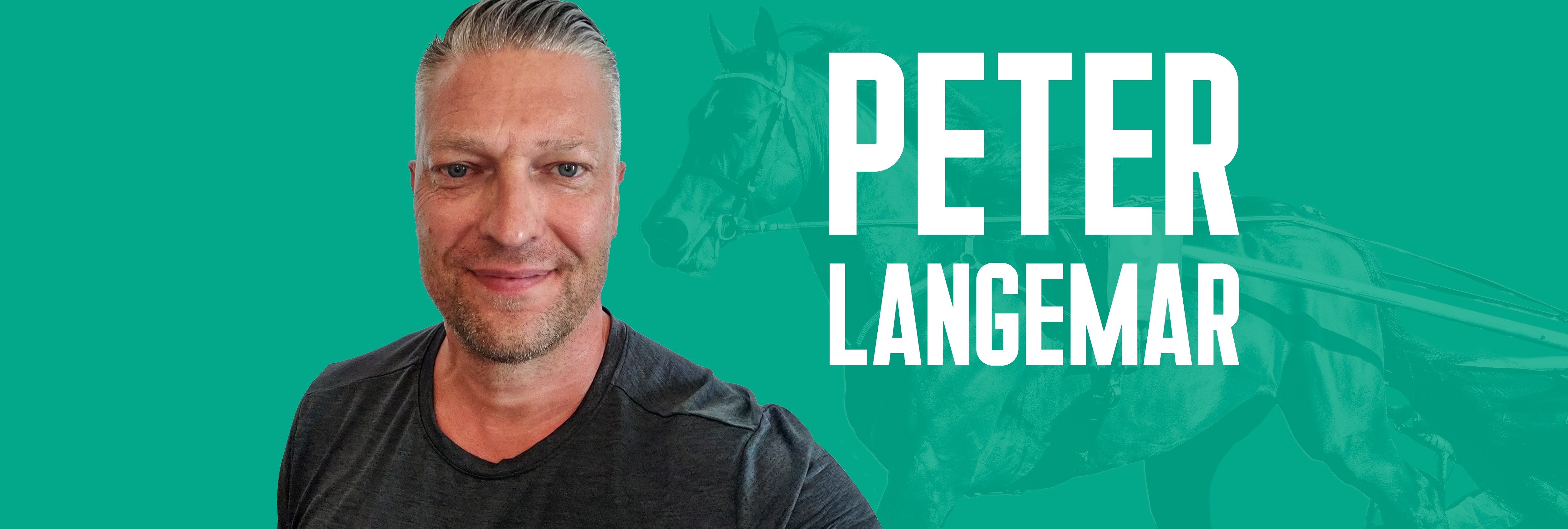 Person i svart tröja framför en grön bakgrund med texten 'Peter Langemar' och en bild av en häst.