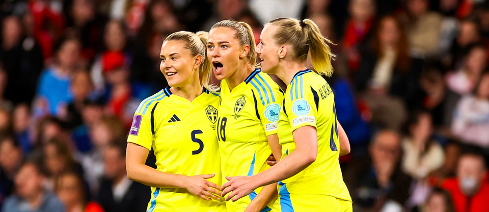 Damlandslaget i fotboll jublar efter mål.