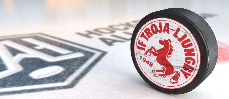 Hockeypuck med IF Troja-Ljungby-logotypen på is vid HockeyAllsvenskan-matcher.