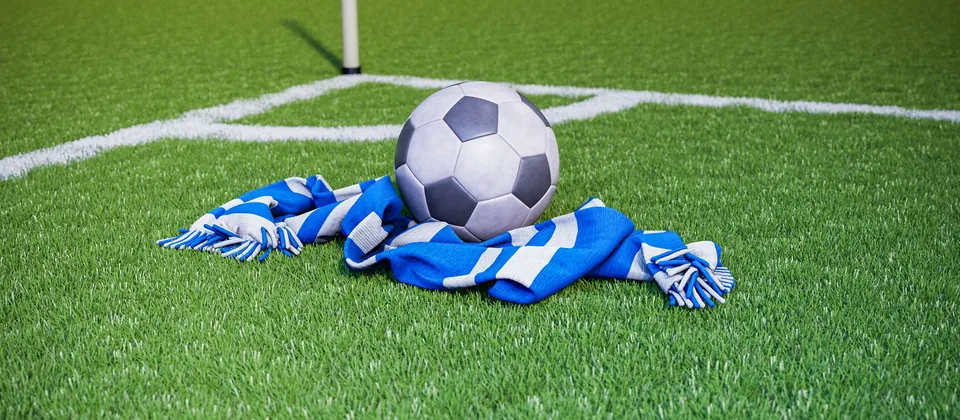 Bild på en fotboll och en supporterhalsduk med allsvenska laget Värnamos färger