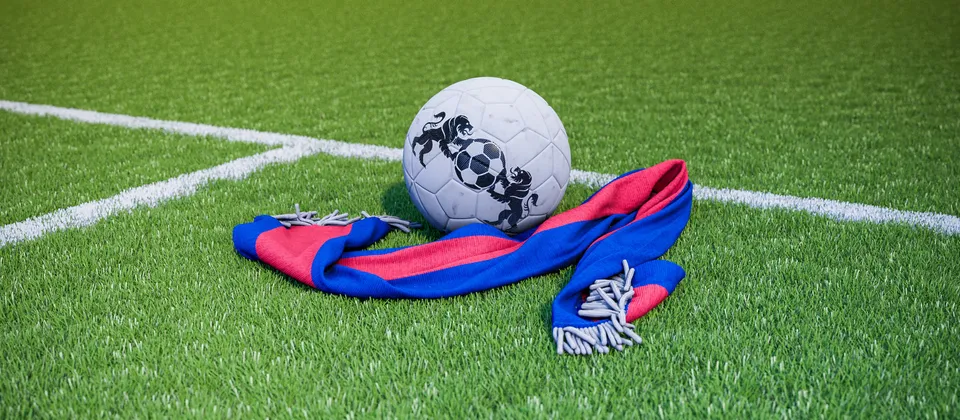 Bild på en fotboll och en supporterhalsduk med Premier League-laget Crystal Palaces färger