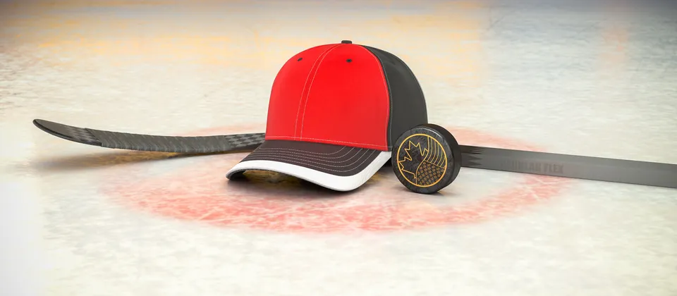 Bild på hockeyklubba, puck och en supporterkeps med NHL-laget Carolina Hurricanes färger
