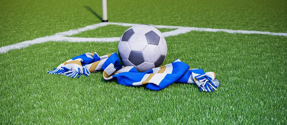 Bild på en fotboll och en supporterhalsduk med allsvenska laget Norrköpings färger