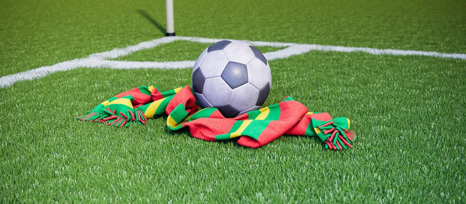Bild på en fotboll och en supporterhalsduk med allsvenska laget GAIS färger