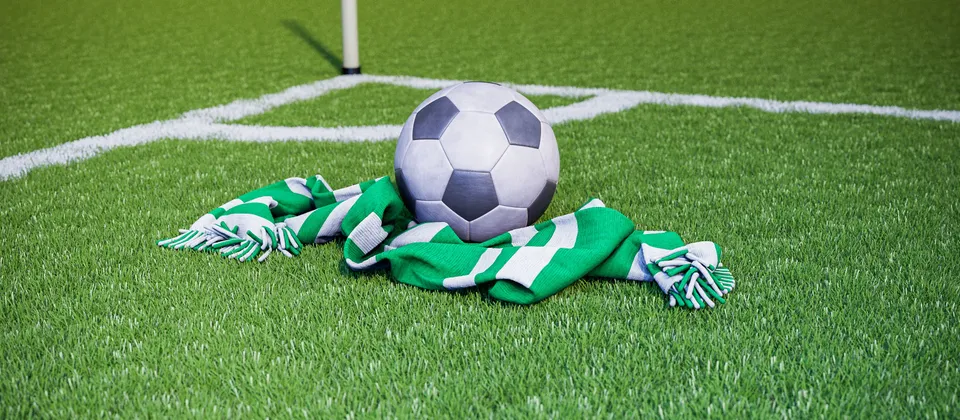 Bild på en fotboll och en supporterhalsduk med allsvenska laget Västerås färger