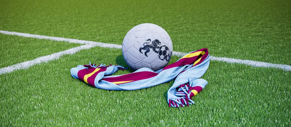Bild på en fotboll och en supporterhalsduk med Premier Leaguelaget Aston Villas färger