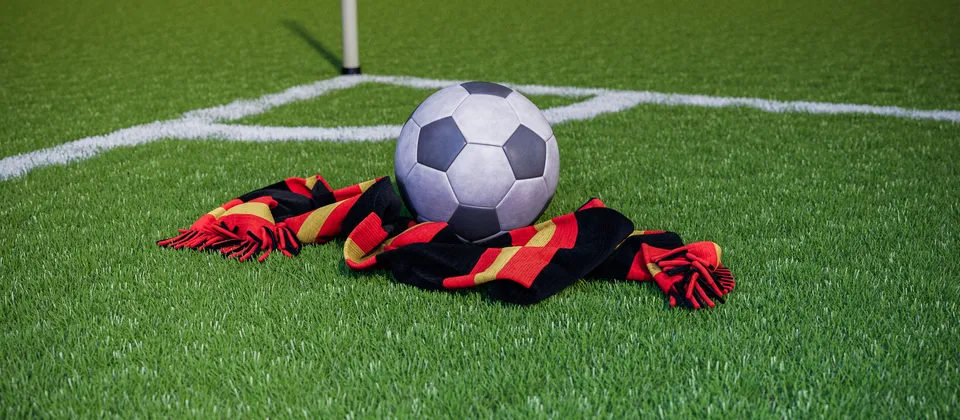 Bild på en fotboll och en supporterhalsduk med BP:s färger
