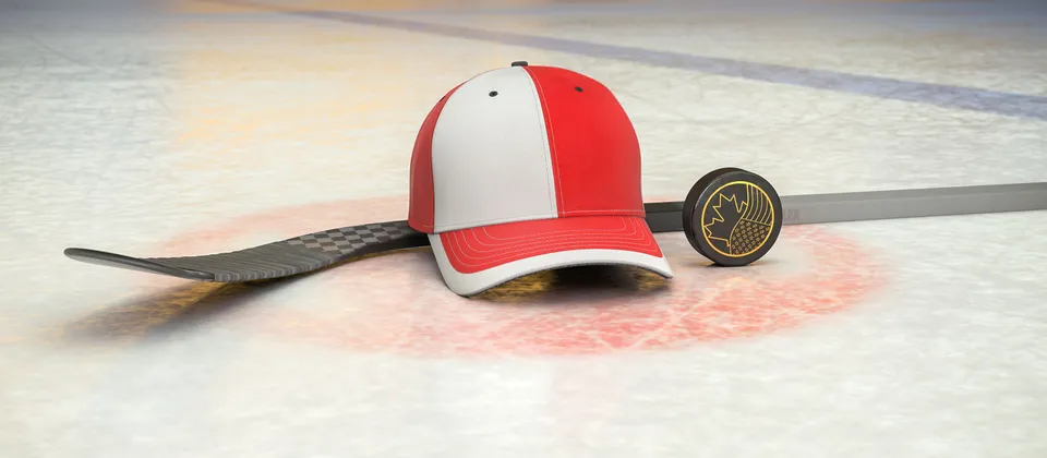 Bild på hockeyklubba, puck och en supporterkeps med NHL-laget Detroit Red Wings färger