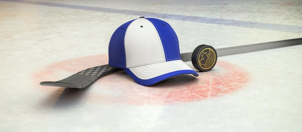 Bild på hockeyklubba, puck och en supporterkeps med NHL-laget Toronto Maple Leafs färger