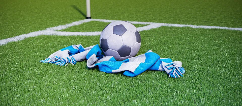 Bild på en fotboll och en supporterhalsduk med allsvenska laget Malmös färger