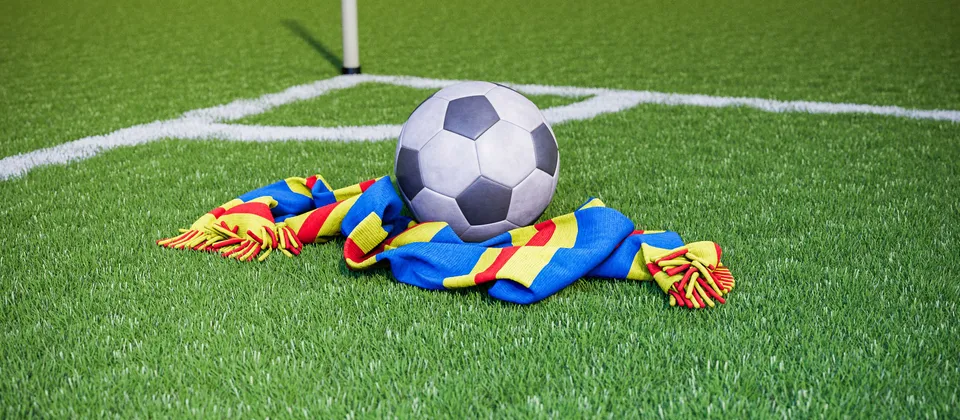 Bild på en fotboll och en supporterhalsduk med allsvenskanlaget DIF:s färger