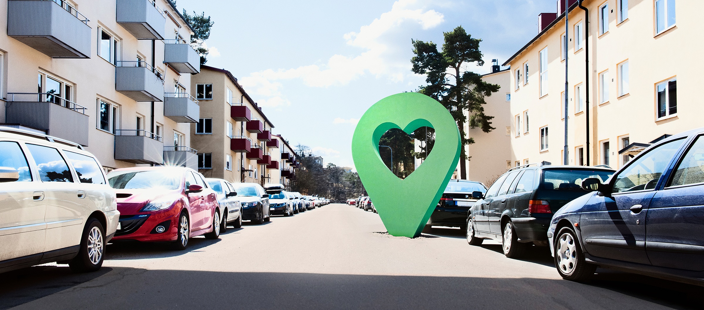 Lyckplatsen symbol på en solig bostadsgata med parkerade bilar och flerfamiljshus.