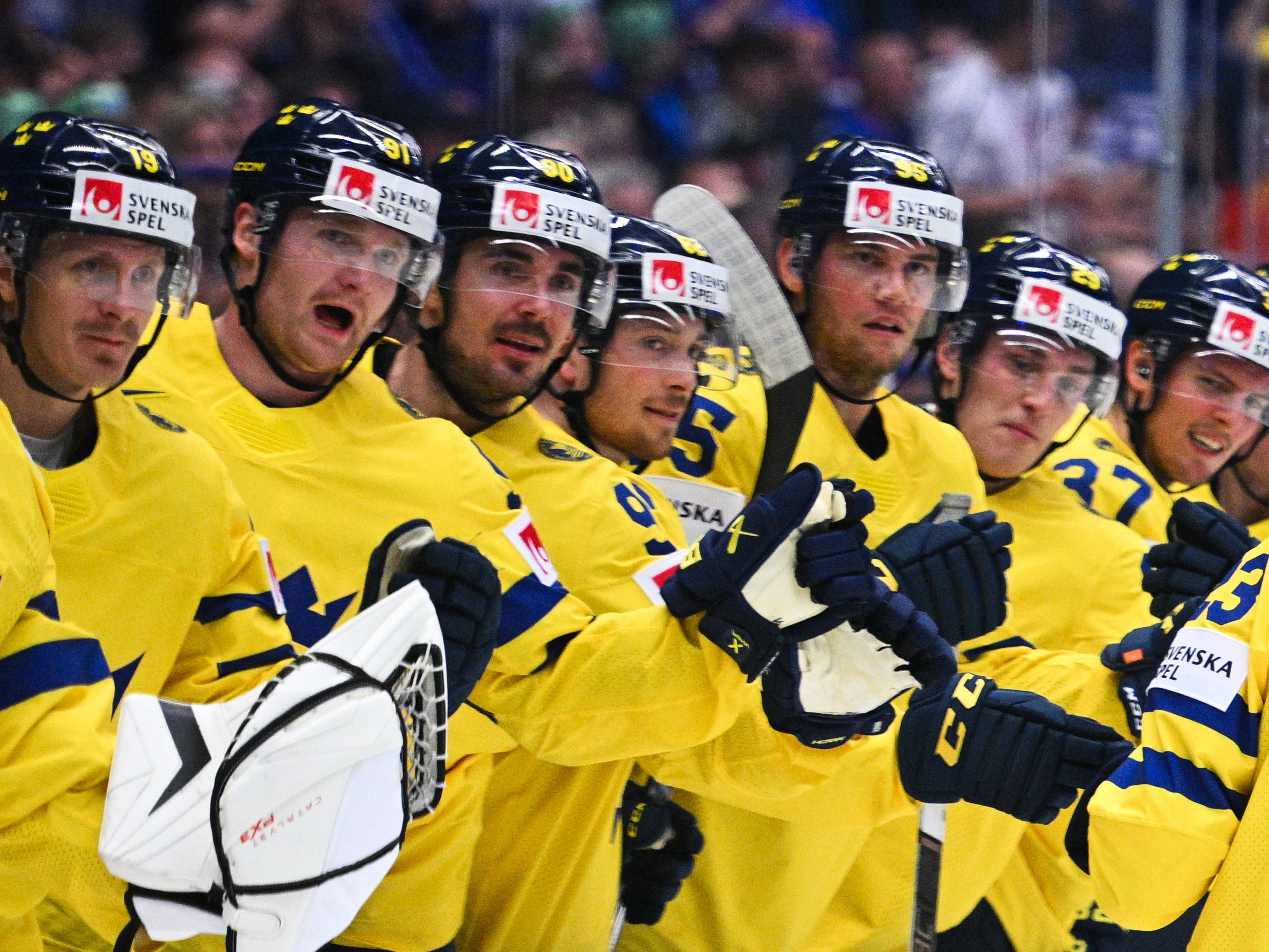 Svenska ishockeylandslaget, Tre Kronor, firar mål vid hockey-VM med spelare i gula tröjor.