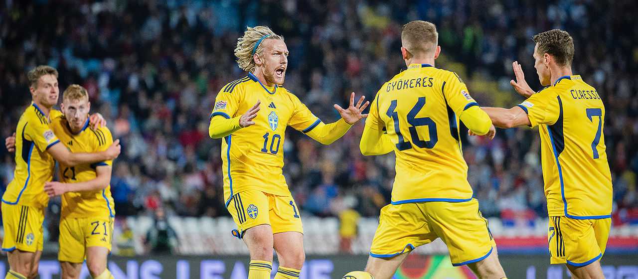 Svenska landslaget med bland annat Forsberg och Gyökeres firar efter mål i en match i Nations League