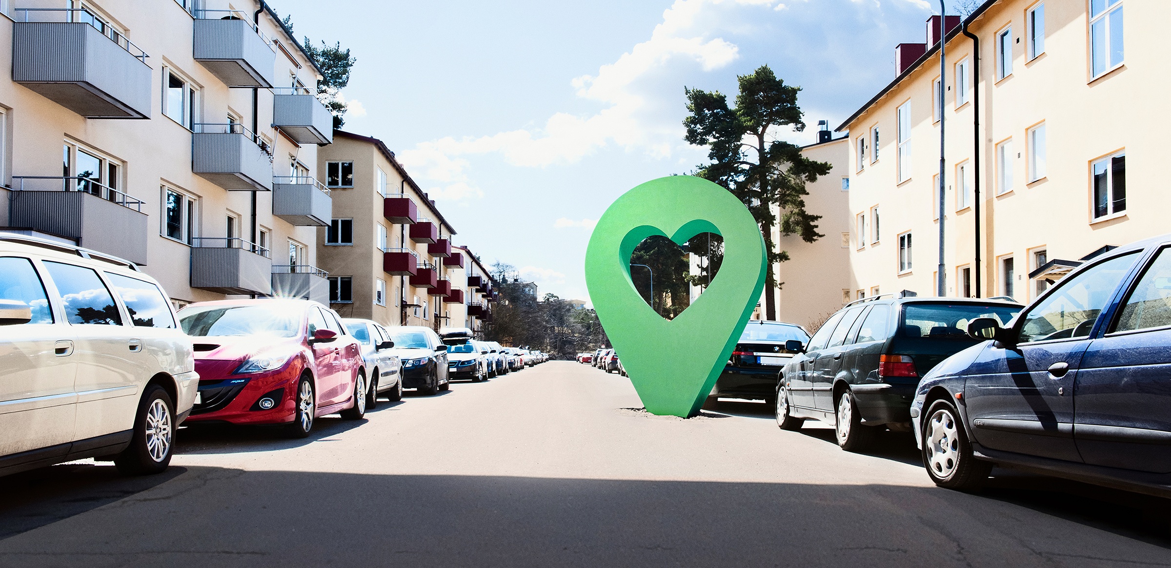 Lyckplatsen symbol på en solig bostadsgata med parkerade bilar och flerfamiljshus.