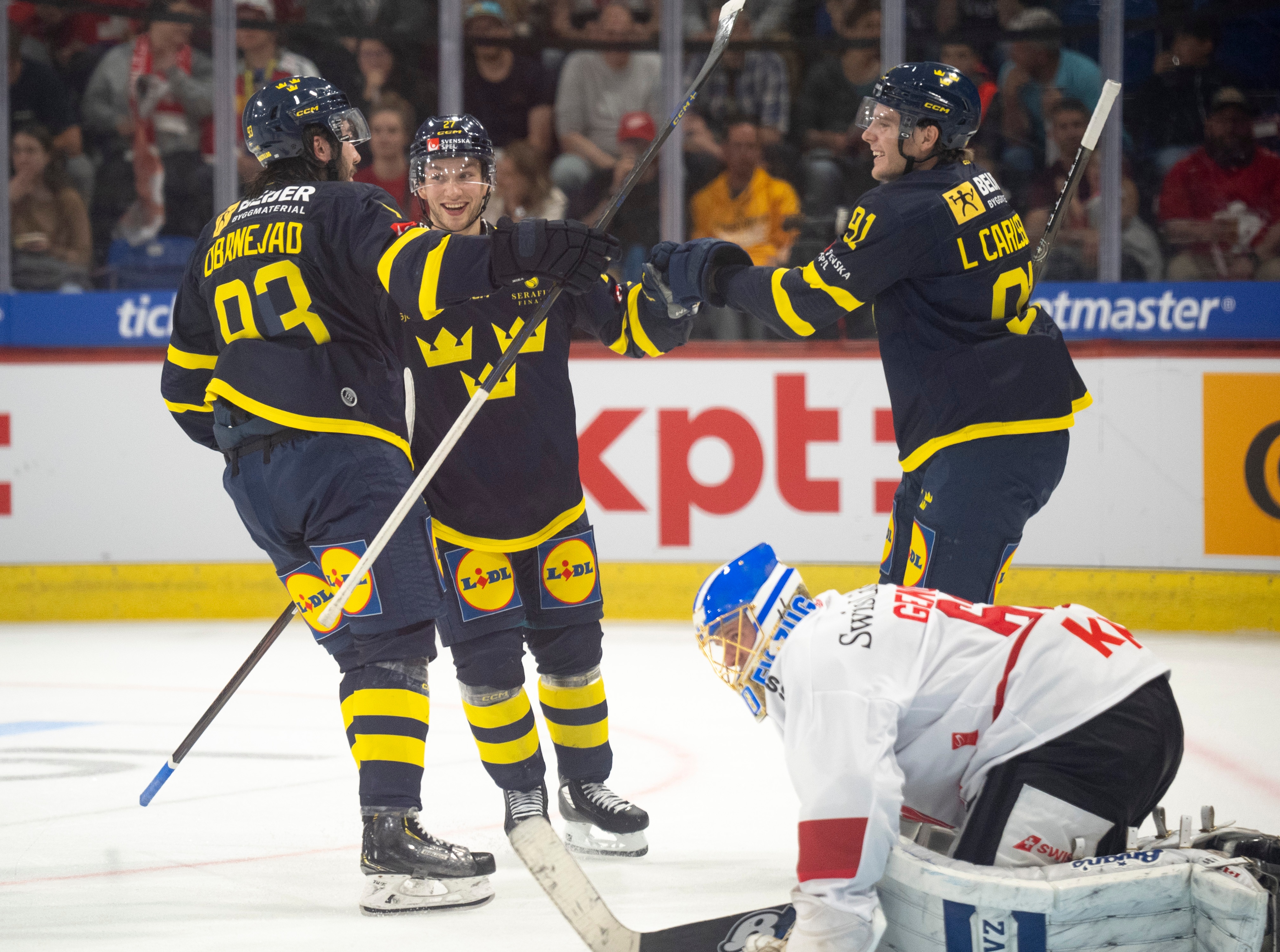 Tre Kronor spelare Leo och William firar ett mål mot Schweiz med Euro Hockey Tour 2025 pågående.