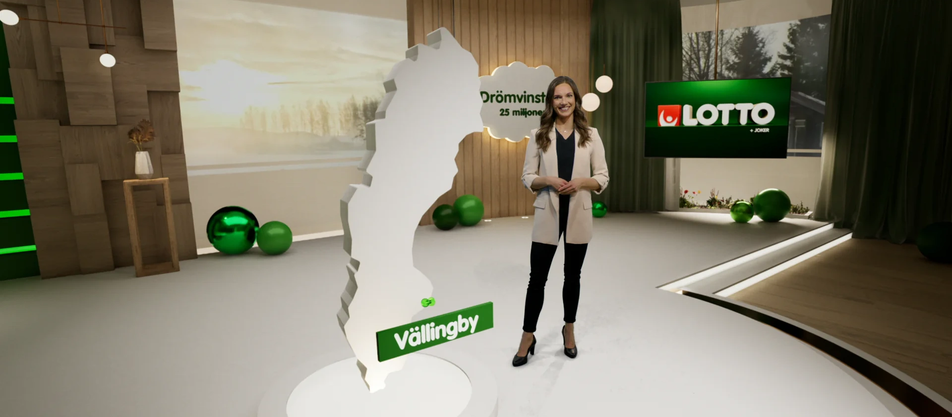 Studio med en person bredvid en karta över Sverige, gröna lottobollar och Lotto-logotypen synlig.